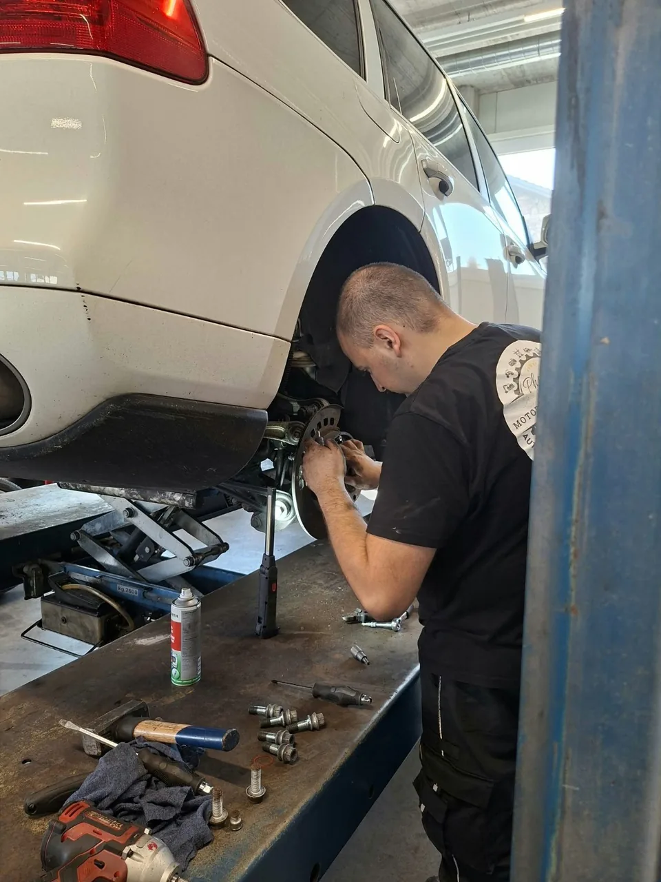 Mitarbeiter an einer Reparatur am Rad