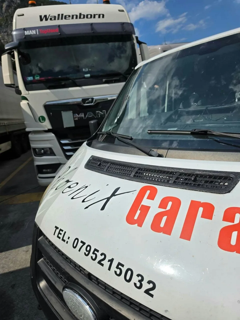 Werkstattfahrzeug vor einem Lastwagen