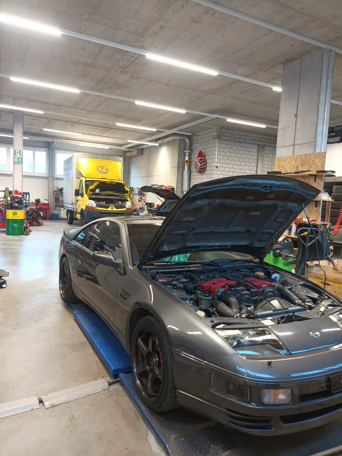 Geöffneter Verbrennungsmotor während einer Reparatur