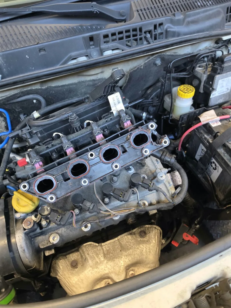 Nahaufnahme einer Arbeit im Motorraum