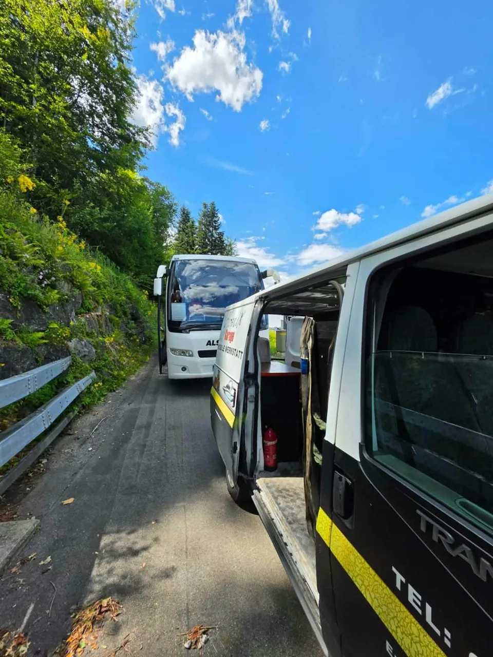 Servicewagen mit Reisebus im Hintergrund